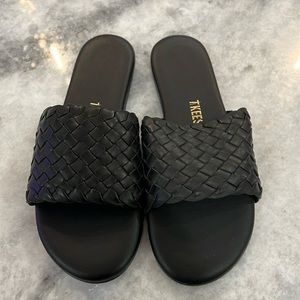 Women’s Tkees sandals. BRAND NEW never worn size 5 (they run small )